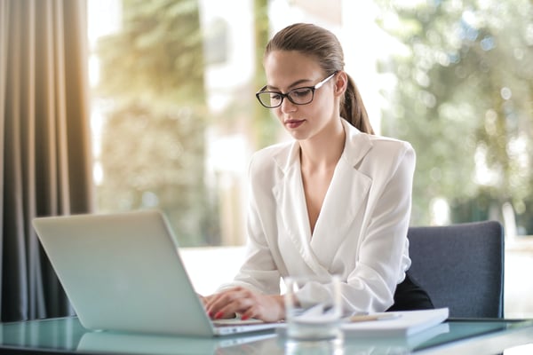 Asigna recursos eficientemente