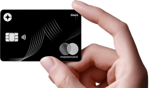 mano sosteniendo tarjeta clara black 