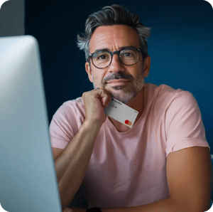 hombre con tarjeta white clara